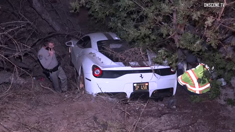 Έφυγε στο κενό με τη Ferrari για να αποφύγει ένα ζωάκι!